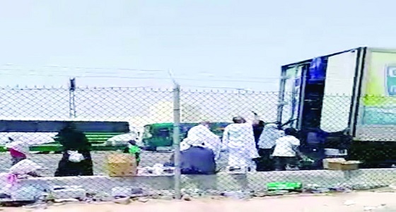 بالصور.. انتشار ظاهرة الاستيلاء على ” صدقات المشاعر ” وبيعها للحجاج