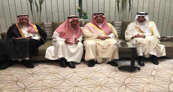 الأمير فيصل بن بندر يقدم العزاء لأسرتي الجميح والرويتع