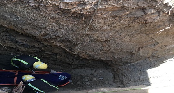 بالصور.. إنقاذ سائق ” بوكلين ” سقط في غرفة صرف صحي قيد الإنشاء بالباحة