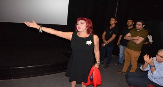 بالصور.. الدموع تغلب نبيلة عبيد عند حضورها إعادة عرض فيلم ” الآخر “