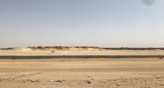 بالصور.. شركة تغلق طرق قرية كربوس المؤدية للمقبرة.. والسكان يشتكون