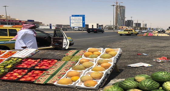 بالصور.. ضبط عدد من الباعة الجائلين بطريق الملك فهد