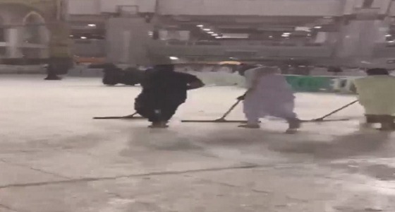 بالفيديو.. مسابقة بين العاملين لرفع مياة الأمطار من صحن الحرم