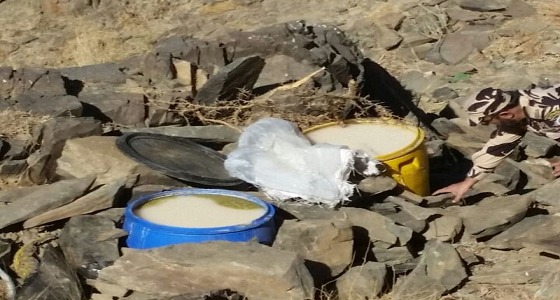 بالصور.. إتلاف 5 مصانع خمور وضبط براميل مدفونة وقوارير خمور بعسير