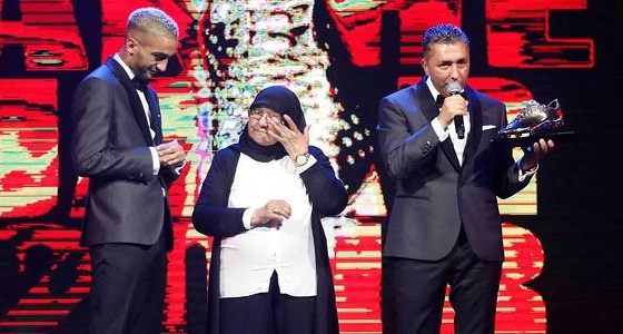 بالفيديو والصور.. مشاهد مؤثرة للحظة إهداء حكيم زياش جائزة أفضل لاعب بهولندا لوالدته