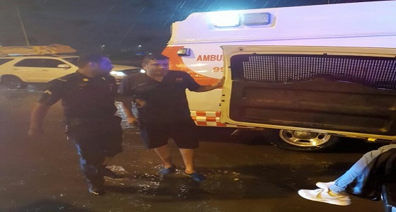 هطول أمطار غزيرة بجازان.. والدوريات تجلي المتنزهين من الواجهة البحرية