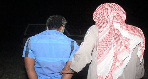 بالصور.. مداهمة مصنع للخمور وضبط 3 رجال وامرأة بـ ” تربة “