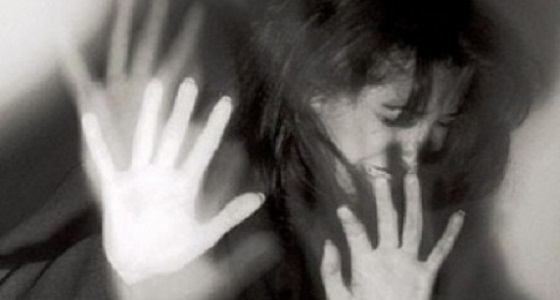 3 ذئاب بشرية يرمون فتاة بالشارع بعد خطفها واغتصابها