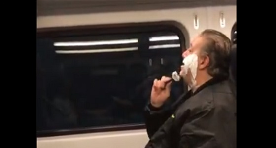 رجل يحلق ذقنه في القطار دون مرآة وسط دهشة الركاب