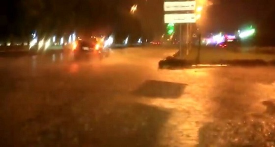 بالصور.. أمطار غزيرة على الطائف وتحذيرات للمواطنين ورواد الطرق