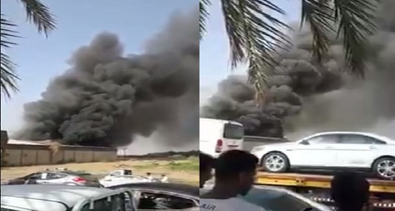 بالفيديو.. مدني جازان يباشر حريق هائل في مستودع بالظبية