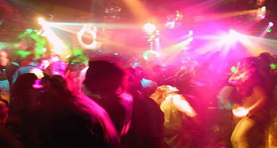 القبض على فنان خليجي شهير برفقة 30 فتاة مغربية بتهمة ” الدعارة والفساد “