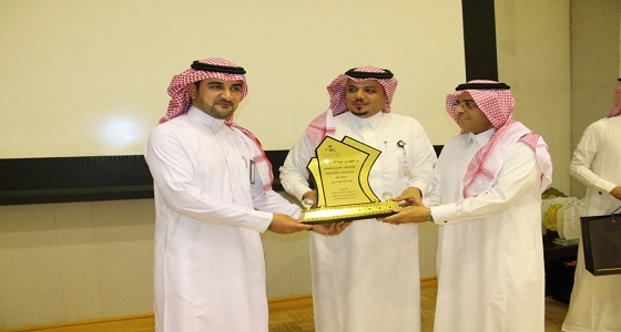 مجمع الأمل يحتفي بالدكتور فهد المنصور بعد انتهاء فترة تكليفه مساعدا للخدمات الطبية