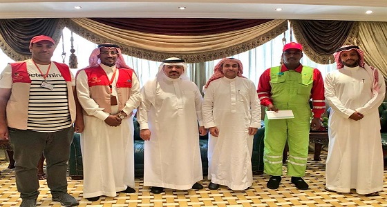 بالصور.. وكيل أمانة مكة يكافئ عامل نظافة استمر في عمله رغم الأمطار