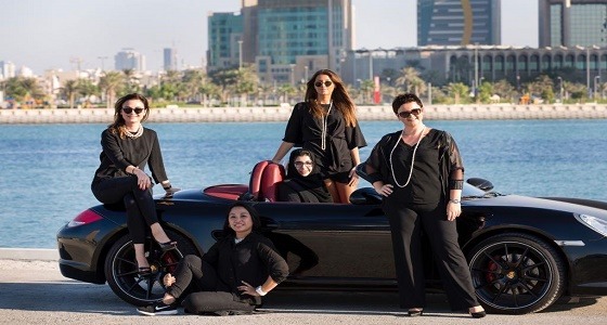 بالصور.. مواطنات يشاركن في أول تجمع نسائي خليجي لقيادة الفورمولا بالبحرين
