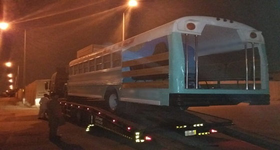 بالصور.. إزالة حافلة تستخدم كمكتب تأشيرات بالرياض