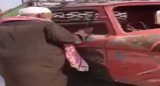 مسناً يحن لإيام شبابه بعد مشاهدته سيارته القديمه ” فورد الهاف “