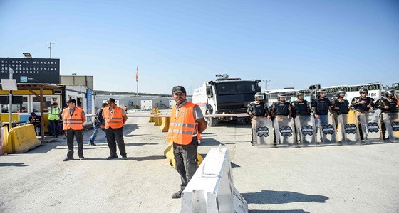 بالصور.. مئات العمال يحتجون لظروف العمل السيئة بمطار إسطنبول الجديد