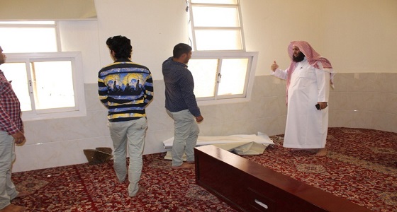 بالصور.. ” العصيمي ” يتفقد مسجد ” أبي أيوب الأنصاري ” بعد سقوط شظايا الصاروخ الباليستي