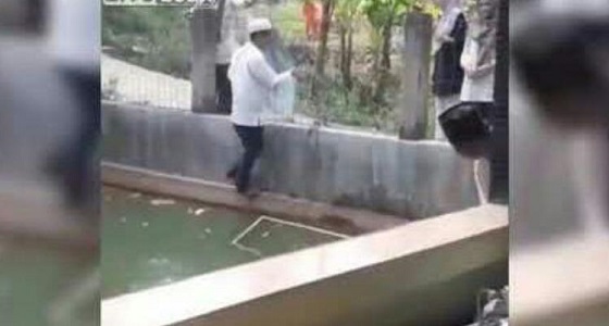 فيديو صادم لجثة تسقط في بركة مياه أثناء تشييع جنازة.. ومفاجأة عند استعادتها