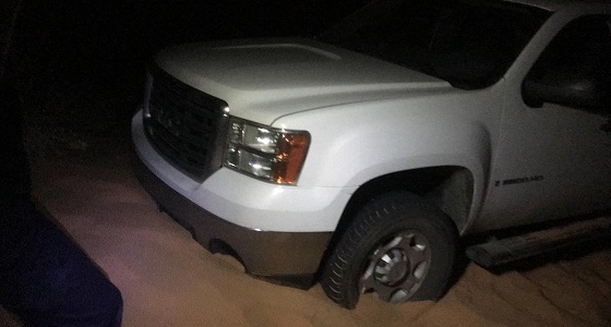 بالفيديو والصور.. إنقاذ سيارتين عالقتين بالرمال في الرياض وجازان