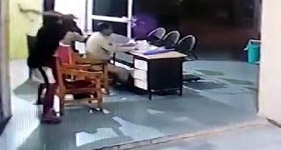 ” فيديو ” يرصد لحظة هجوم سجين على شرطيين بفأس