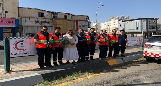 إحتفالاً باليوم الوطني  ‘ هلال الباحة ‘ يوزع الورود لعابري الطريق