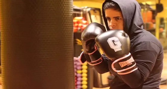 بالصور والفيديو.. فتاة سعودية تتألق في &#8221; الملاكمة &#8221; وتنتهي من تدريب 25 شابة