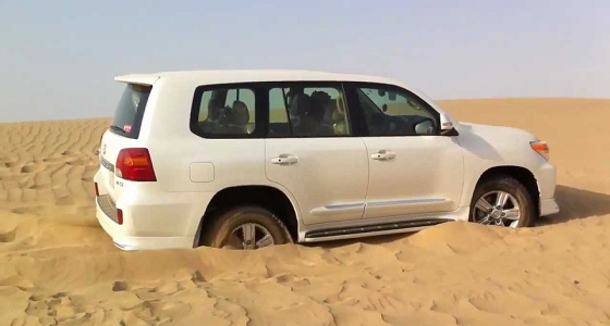 تعطل مركبة مواطن داخل منطقة صحراوية بالطائف