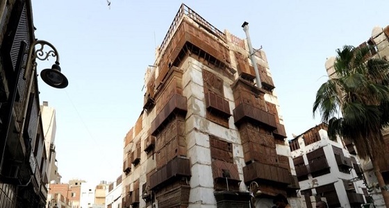 الدفاع المدني يباشر انهيار مبنى مهجور بالمنطقة التاريخية بجدة