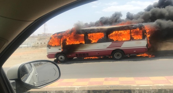 بالفيديو والصور.. اندلاع النيران في باص مدرسي بالحرجة