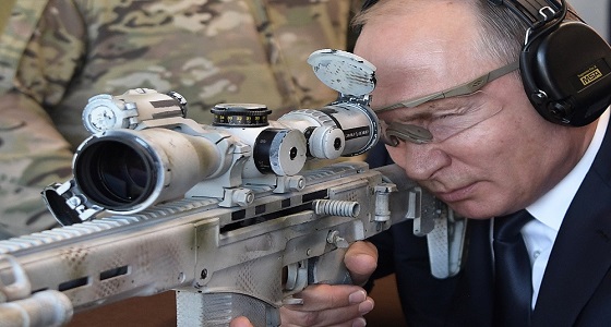 بالفيديو.. بوتين يستعرض مهاراته في الرماية ببندقية &#8221; كلاشنيكوف &#8220;