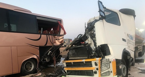 بالصور.. إصابة 14 شخصا إثر اصطدام ناقلة نفط وحافلة ركاب بتبوك