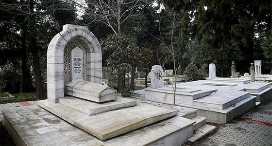 رجل يصدم بما وجده بعد فتح قبر والده