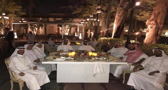 بالصور.. ولي العهد ومحمد بن زايد يجتمعان على مأدبة عشاء بالطائف