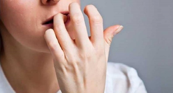 مختصون يكشفون خطورة عادة قضم الأظافر على جسم الإنسان
