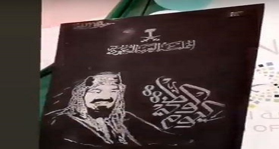 بالفيديو.. إبداع في رسم صورتين للمؤسس والملك سلمان بأصابع فنانة سعودية