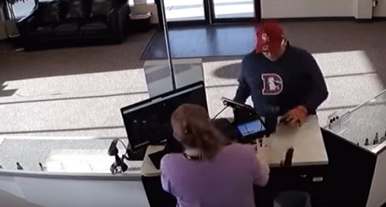 بالفيديو.. عملية سطو مسلح فاشلة تكشف غباء لص