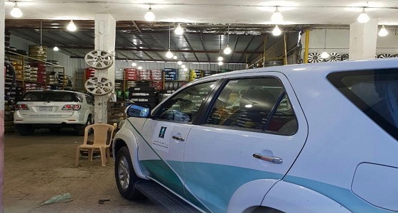 بالصور.. ضبط 966 إطار سيارات مستعمل ومنتهي الصلاحية في تبوك