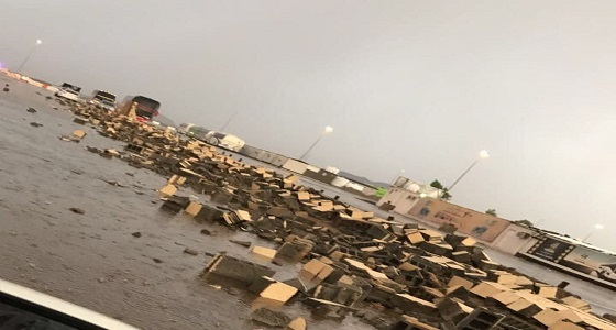 سقوط جدار مركز خدمة بمدخل المدينة المنورة بسبب الأمطار