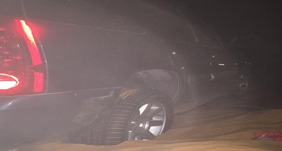 بالصور والفيديو.. إنقاذ سيارة عالقة بنفود الطوقي في الرياض