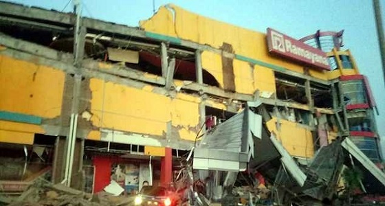 بالفيديو والصور.. &#8221; تسونامي &#8221; يجتاح مدينة إندونيسية بعد زلزال بقوة 7.5