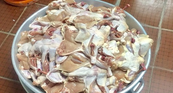 استجابة لبلاغ مواطن.. مصادرة 75 كيلو جرام من الدجاج بأحد مطاعم تبوك