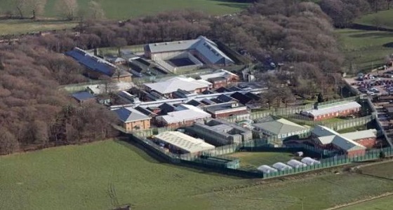 بالصور.. متحولة جنسيا تعتدي على 4 نزيلات بسجن النساء