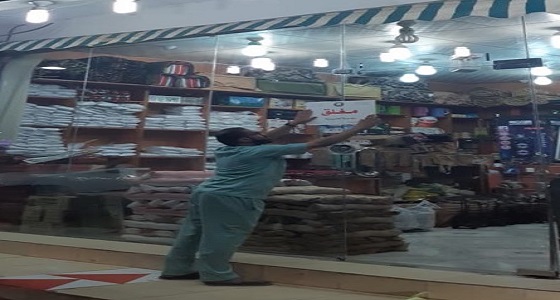 بالصور.. إغلاق 12 محلا مخالفا لبيعهم المعسل والجراك بالرياض