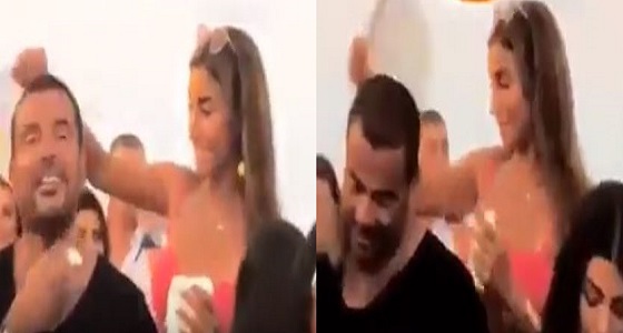 بالفيديو.. دينا الشربيني تخفف حرارة الجو عن عمرو دياب بطريقتها الخاصة