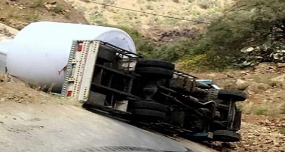 إنقلاب شاحنة بمحمية ” ريدة ” وإغلاق الطريق