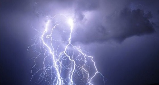 سحب رعدية ممطرة في سماء حائل وعسير