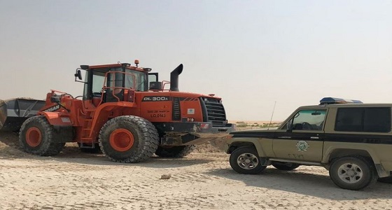 بالصور.. ضبط 38 قلابا و5 شاحنات تستخدم لنهل الرمال بطريق &#8221; الدمام – الرياض &#8220;