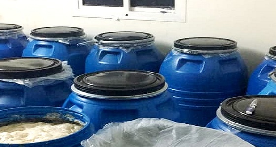 ضبط وإتلاف 9 آلاف لتر خمور بحي الخمرة